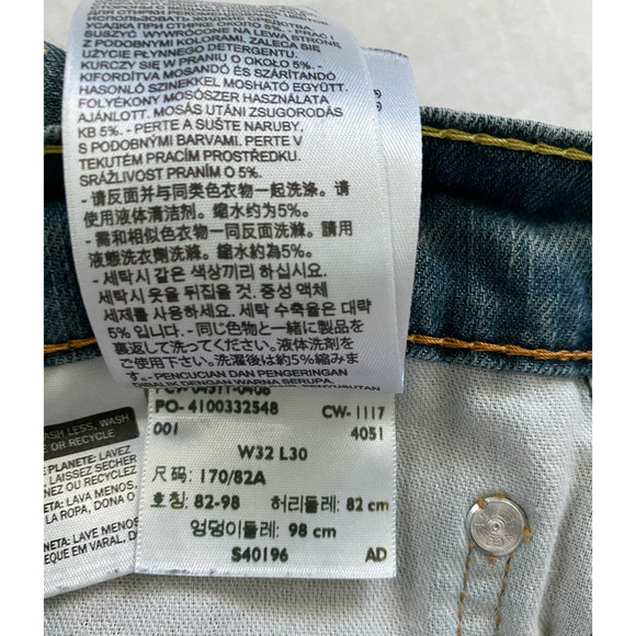 REFRESHED - Levi's Distressed Hand Painted Jeans - Picture 7 of 7